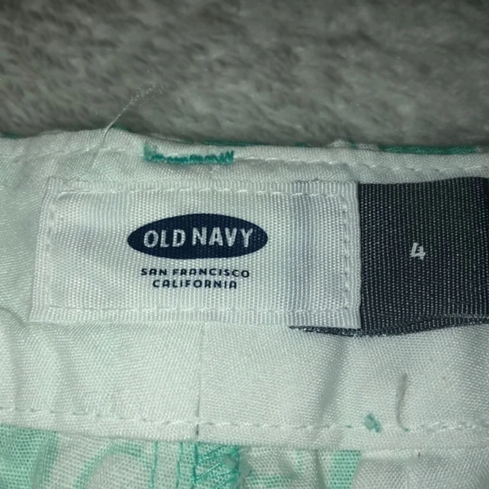 Old Navy Seahorse Print Shorts Size 4‎ Green White